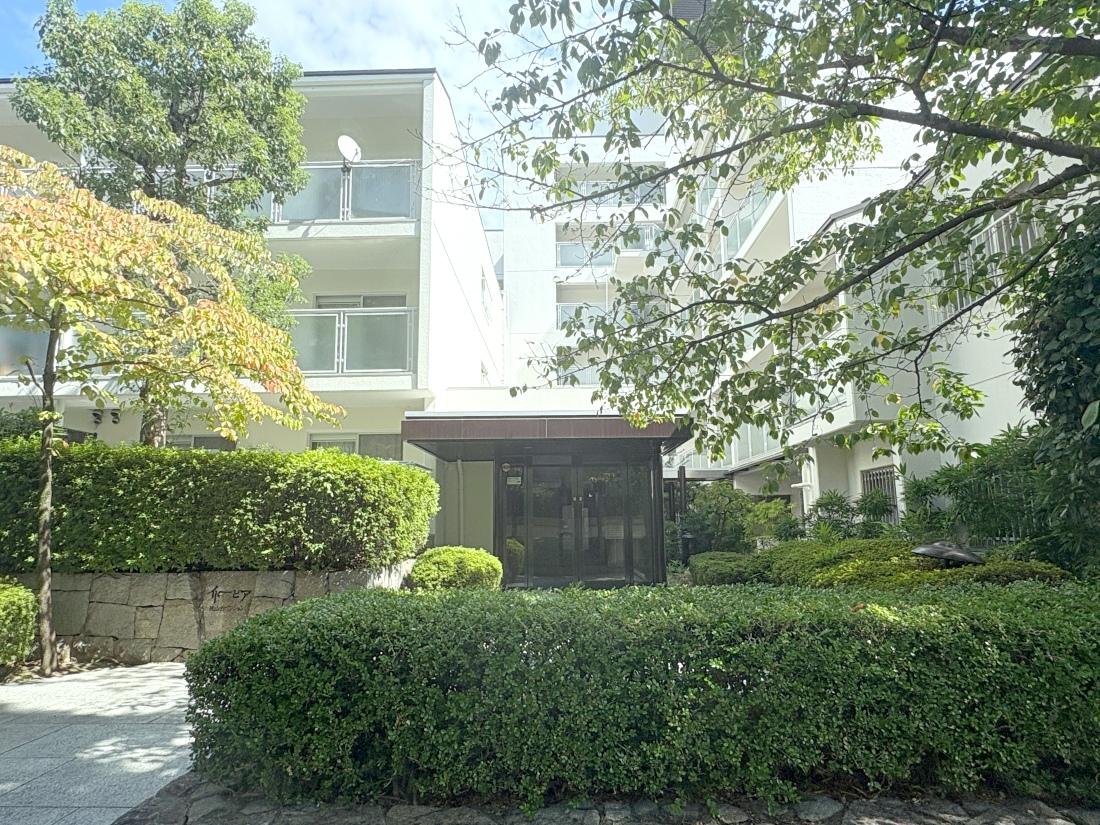 大阪府豊中市東泉ヶ丘の売買物件/白い塗装のマンション外観は爽やかな印象。