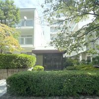 大阪府豊中市東泉ヶ丘の売買物件/白い塗装のマンション外観は爽やかな印象。