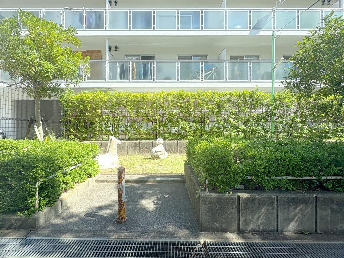 大阪府豊中市東泉ヶ丘の売買物件/マンション西側の前の敷地に小さな公園があります。
