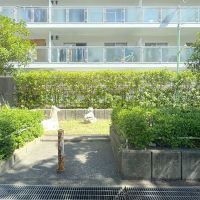 大阪府豊中市東泉ヶ丘の売買物件/マンション西側の前の敷地に小さな公園があります。
