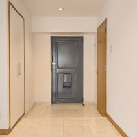 大阪市中央区谷町7丁目の賃貸物件/磁器タイルの玄関。