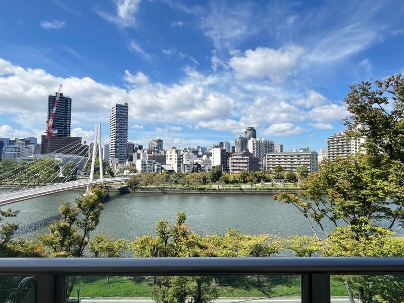 大阪府大阪市都島区網島町の賃貸物件/502：バルコニーからの眺望。空、川、緑！