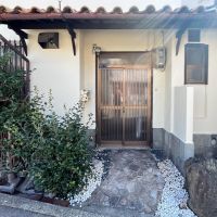 大阪府大阪市東住吉区北田辺1丁目の賃貸物件/玄関入り口。こちらも毎年夏前に剪定するそう。