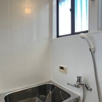 大阪府大阪市東住吉区北田辺1丁目の賃貸物件/1F浴室。窓が2つ付いています。