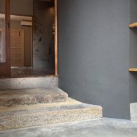 大阪府八尾市垣内2丁目の賃貸物件/玄関スペース。土間仕上げで、段差は石積みのデザイン。