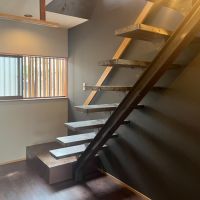 大阪府八尾市垣内2丁目の賃貸物件/2階へ続くスチール製の階段。