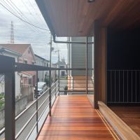 大阪府八尾市垣内2丁目の賃貸物件/2階のバルコニーも、贅沢な無垢材で仕上げられています。