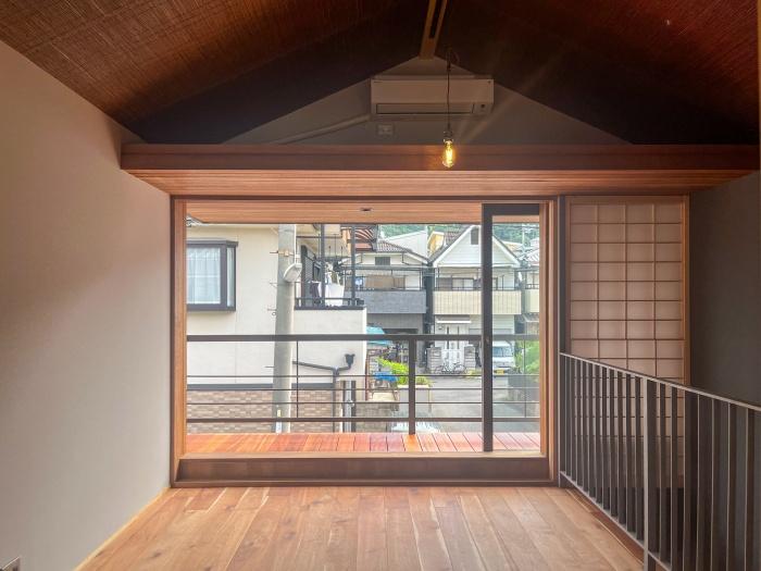 大阪府八尾市垣内2丁目の賃貸物件/屋根裏のような三角屋根が特徴的。