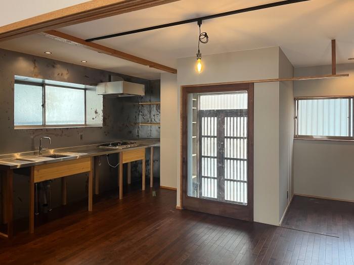 大阪府八尾市垣内2丁目の賃貸物件/ゆったりとしたキッチン。正面窓下のスペースや奥は収納として活用できます。
