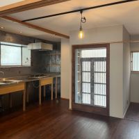 大阪府八尾市垣内2丁目の賃貸物件/ゆったりとしたキッチン。正面窓下のスペースや奥は収納として活用できます。