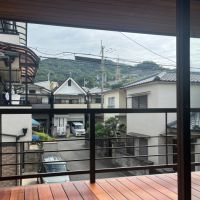 大阪府八尾市垣内2丁目の賃貸物件/2階のバルコニーから、四季折々の山の緑を楽しめます。