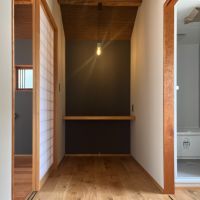 大阪府八尾市垣内2丁目の賃貸物件/障子で仕切られた空間。中央は書斎、右側は水まわり。