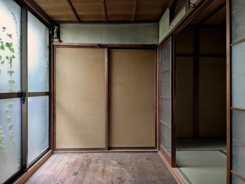 大阪府東大阪市横沼町3丁目の賃貸物件/和室と水回りを繋ぐ板張りの廊下も味があります。奥の扉は収納、左側に坪庭があります。