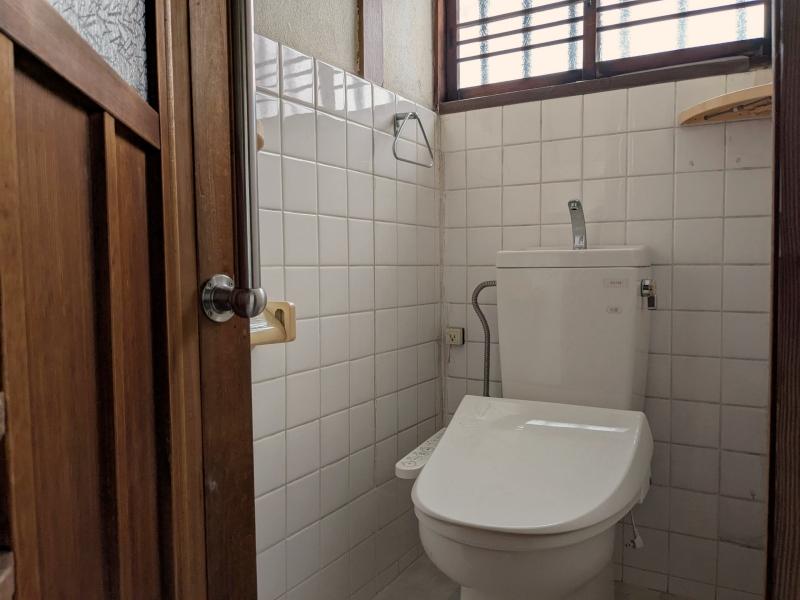 大阪府東大阪市横沼町3丁目の賃貸物件/トイレも木製の扉やタイルなど昔ながらの良さが残っています。