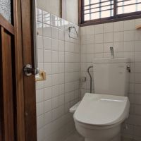 大阪府東大阪市横沼町3丁目の賃貸物件/トイレも木製の扉やタイルなど昔ながらの良さが残っています。