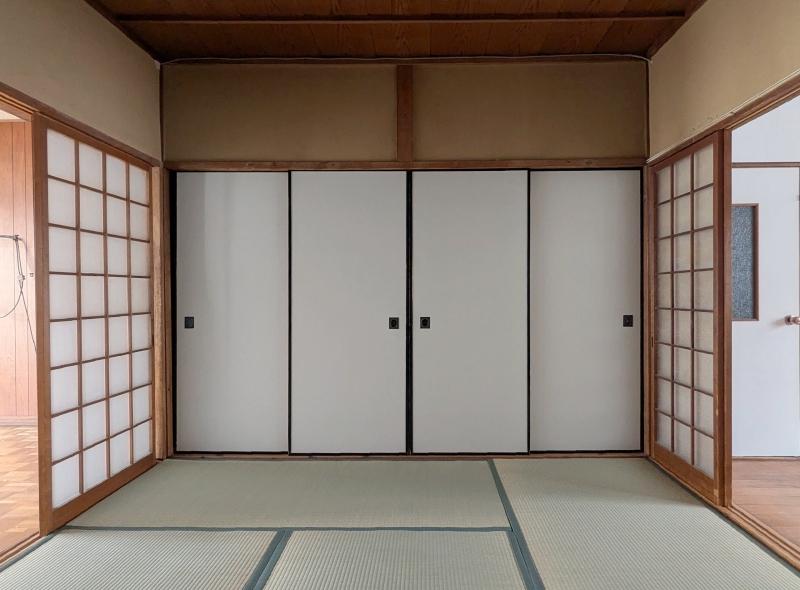 大阪府東大阪市横沼町3丁目の賃貸物件/中央に和室があり、両側の洋室にはそれぞれ階段があります。