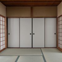 大阪府東大阪市横沼町3丁目の賃貸物件/中央に和室があり、両側の洋室にはそれぞれ階段があります。