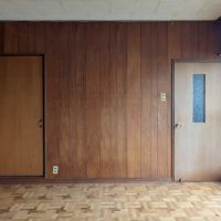 大阪府東大阪市横沼町3丁目の賃貸物件/片方の洋室はパーケットフローリングの床に、板張りの壁と、レトロさ溢れる空間です。