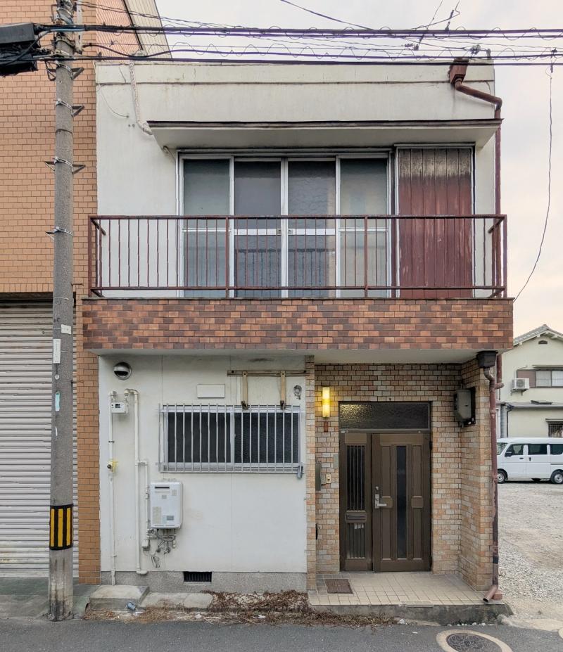 大阪府東大阪市横沼町3丁目の賃貸物件/連棟で建てられた建物の片側です。