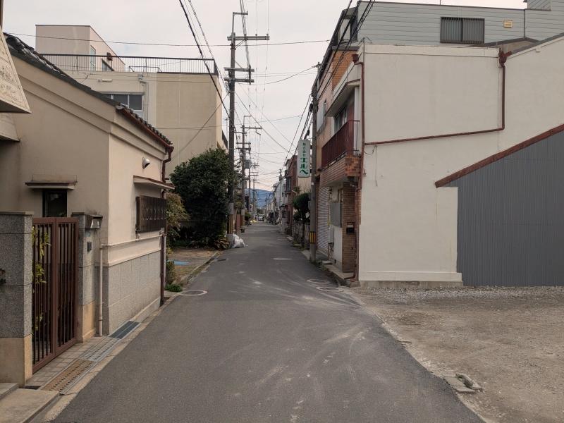 大阪府東大阪市横沼町3丁目の賃貸物件/前面道路は車通りの少ない落ち着いた雰囲気。