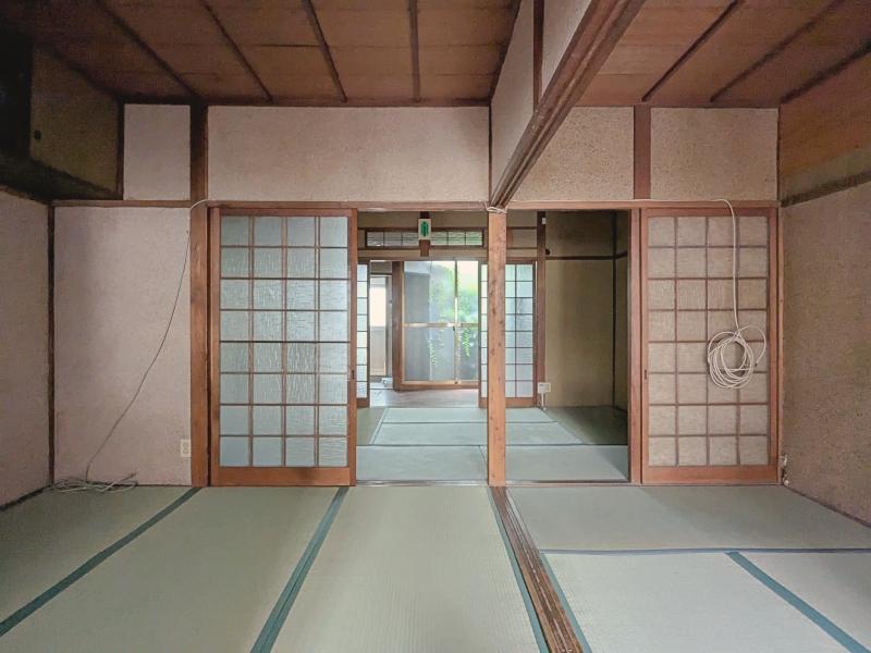大阪府東大阪市横沼町3丁目の賃貸物件/1階には7畳と6畳の和室があります。昔ながらの茶の間を味わえます。