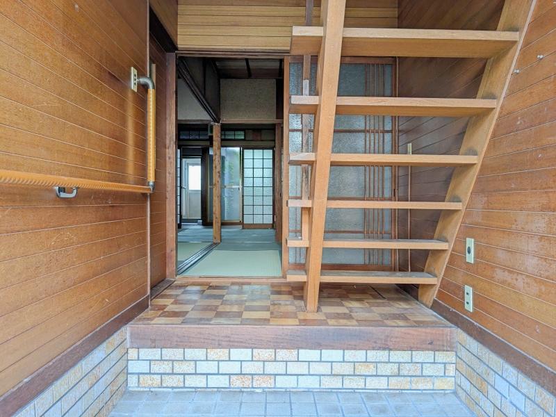 大阪府東大阪市横沼町3丁目の賃貸物件/懐かしさ感じるレトロな玄関。