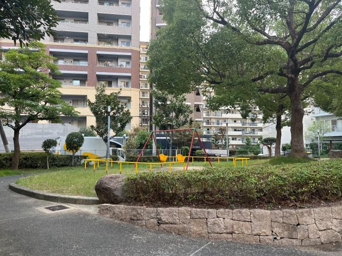 大阪市西区江之子島１丁目の売買物件/マンションの隣には、小さな公園も。