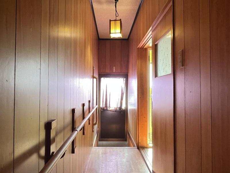 泉佐野市鶴原3丁目の賃貸物件/1F：裏口。扉の向こうは庭横の作業スペースです。