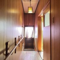 泉佐野市鶴原3丁目の賃貸物件/1F：裏口。扉の向こうは庭横の作業スペースです。