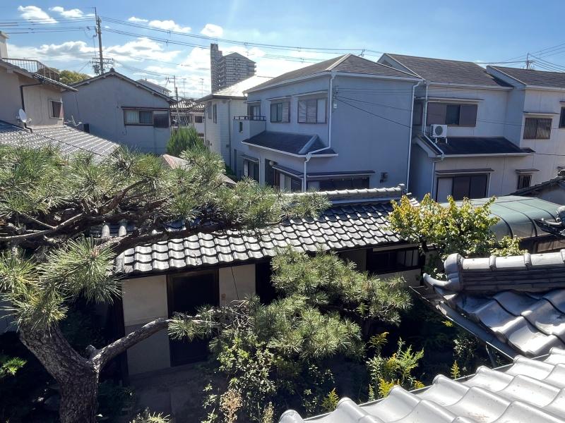 泉佐野市鶴原3丁目の賃貸物件/2F：東側和室からは庭が眺められます。