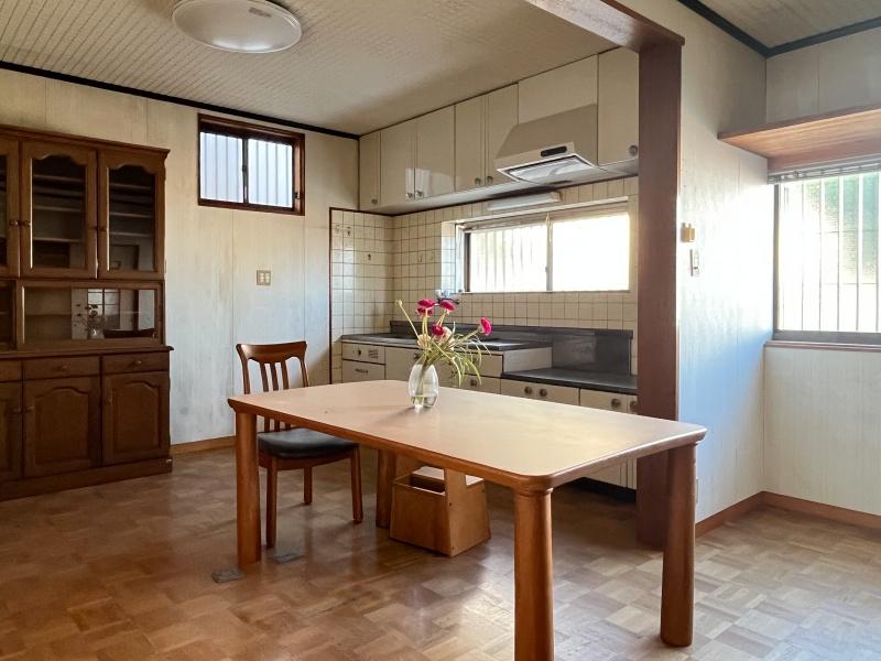 泉佐野市鶴原3丁目の賃貸物件/1F：ダイニングキッチン。家族やパートナーと囲む、暖かい食卓が目に浮かびます。