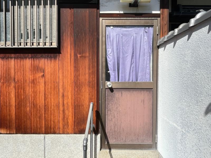 泉佐野市鶴原3丁目の賃貸物件/裏口扉。