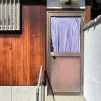 泉佐野市鶴原3丁目の賃貸物件/裏口扉。