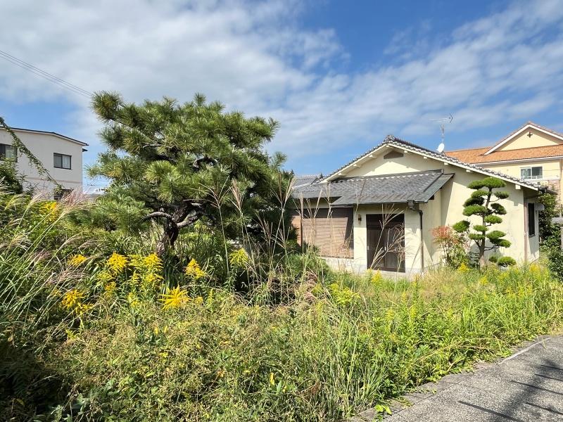 大阪府枚方市津田元町1丁目の賃貸物件/外観。ワイドな庭！