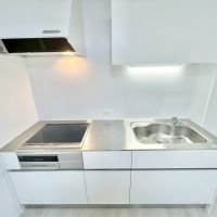 大阪市鶴見区今津南1丁目の賃貸物件/IHコンロ3口で広めのシステムキッチン。