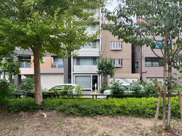 大阪府大阪市中央区神崎町の賃貸物件/緑に面した一棟ビル。