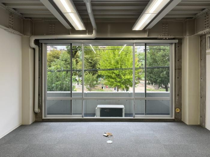 大阪府大阪市中央区神崎町の賃貸物件/公園の緑を楽しめる大きな窓が特徴。