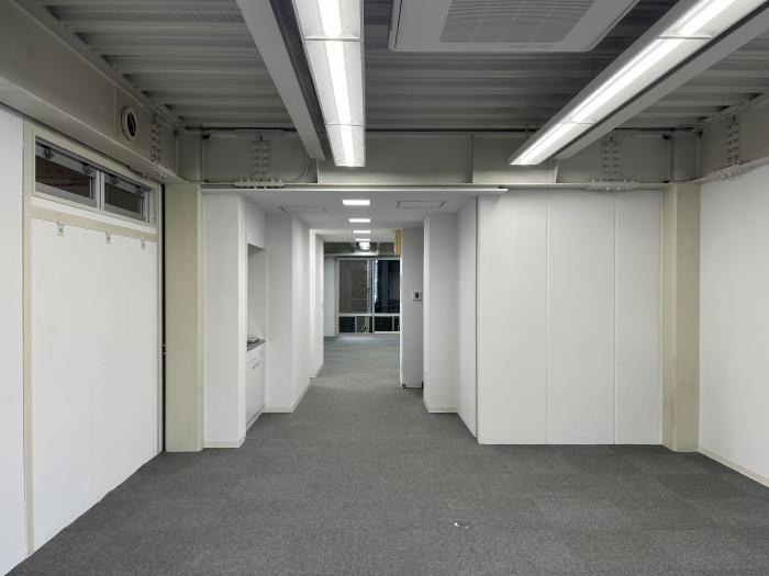 大阪府大阪市中央区神崎町の賃貸物件/左右に空間が広がるため、ワークスペースと作業スペースを分けて使うこともできそう。