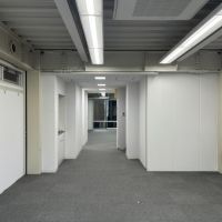 大阪府大阪市中央区神崎町の賃貸物件/左右に空間が広がるため、ワークスペースと作業スペースを分けて使うこともできそう。