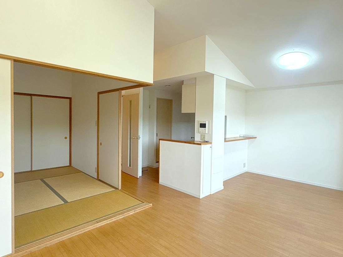 大阪府吹田市春日の売買物件/天井が高いとより広く感じます。