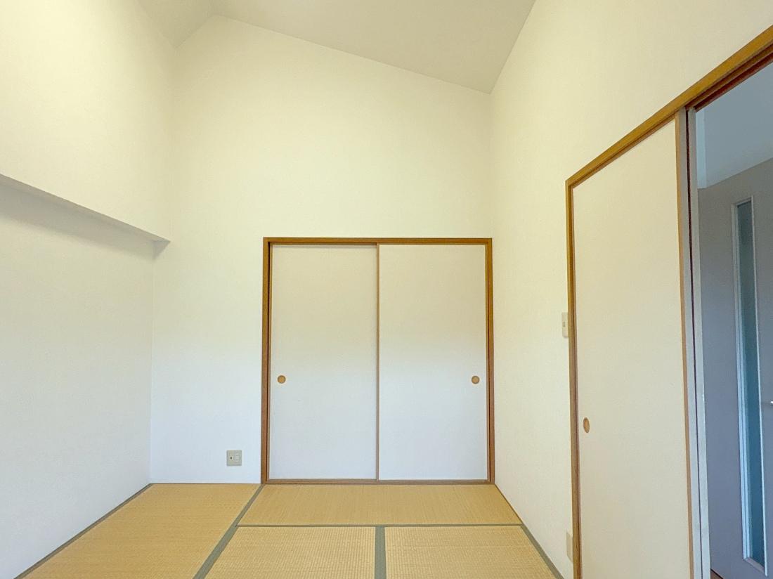 大阪府吹田市春日の売買物件/和室が壁に囲われていて最初は気付きませんでしたが、こちらもしっかり勾配天井です。
