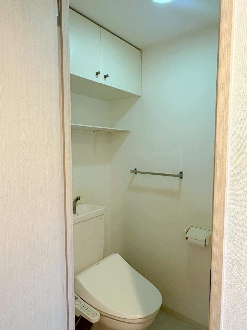 大阪府吹田市春日の売買物件/トイレも2017年に更新されています。