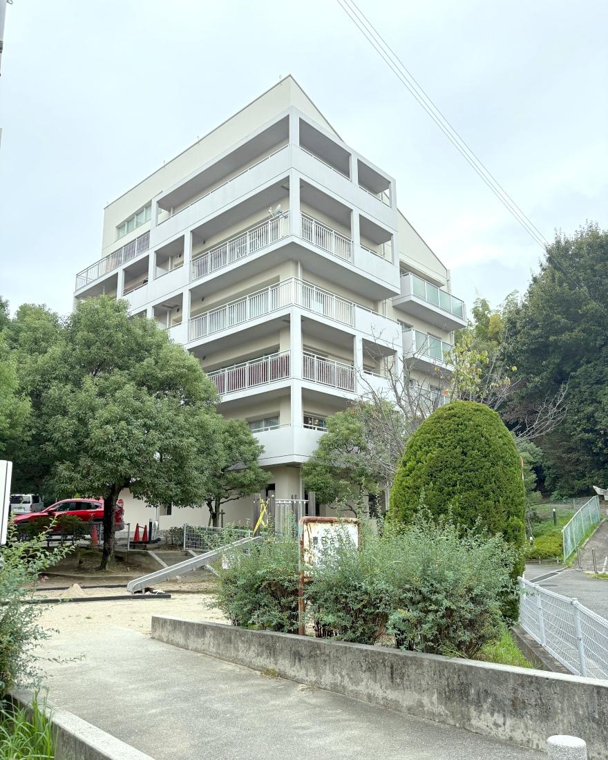 大阪府吹田市春日の売買物件/マンションは合計7棟で構成されています。