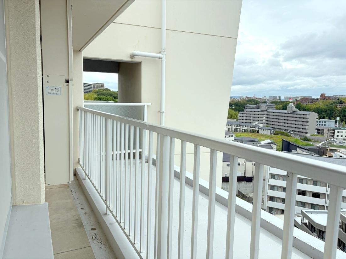 大阪府吹田市春日の売買物件/サービスバルコニー。エアコン置き場として使用され、2部屋ともエアコンの設置が可能です。