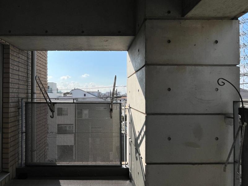 大阪市平野区長吉出戸3丁目の賃貸物件/角部屋なので、ベランダは南西にひらけています。