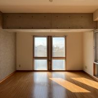 大阪市平野区長吉出戸3丁目の賃貸物件/キッチンから見たリビングダイニング。