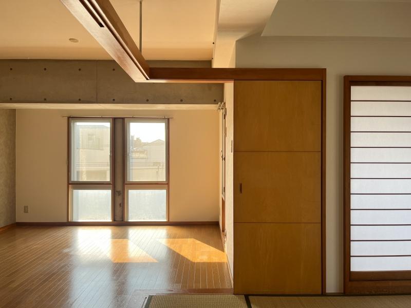 大阪市平野区長吉出戸3丁目の賃貸物件/やわらかい光が部屋を包み込み、和と洋が絶妙にマッチしています。