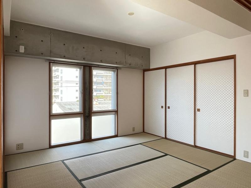 大阪市平野区長吉出戸3丁目の賃貸物件/コンクリートの梁×和室が面白いです。