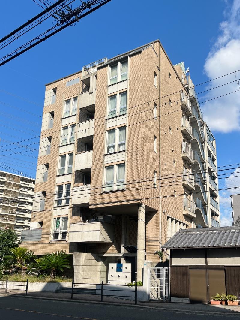大阪市平野区長吉出戸3丁目の賃貸物件/ずっしりとした外観。