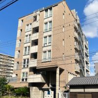 大阪市平野区長吉出戸3丁目の賃貸物件/ずっしりとした外観。